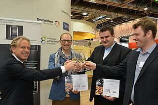 Generation Riesling erfolgreich: Mercure Deutschland Chef Volkmar Pfaff freut sich mit den ausgezeichneten Jungwinzern Christian Hirsch, Joachim Fischer und Philipp Kiefer (v.l.n.r)